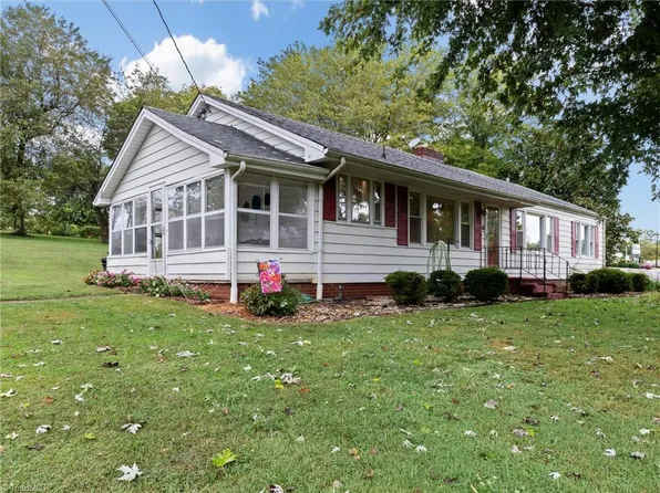 134 Combs St, Mount Airy, NC 27030