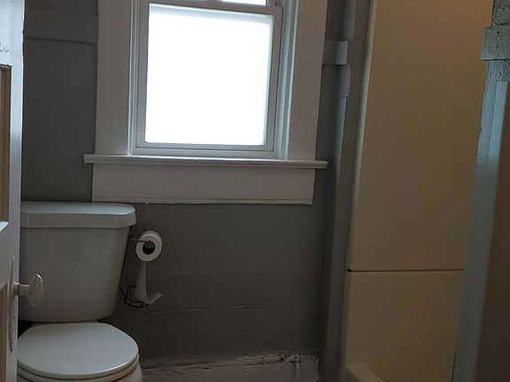 4th image of 3225-3227 E 3rd St #3227B