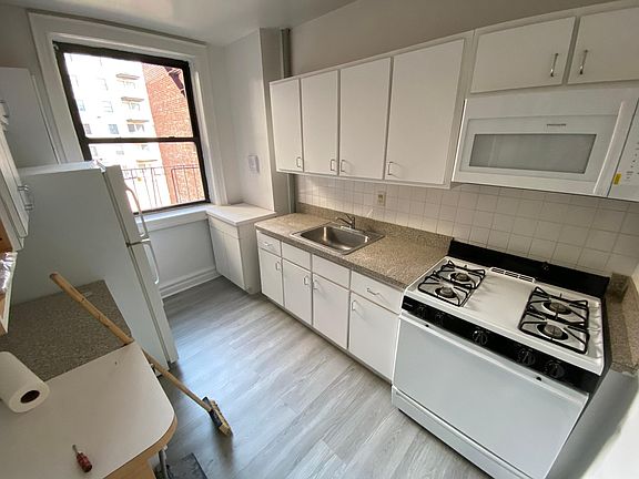 5th image of 32-30 93rd St APT C10