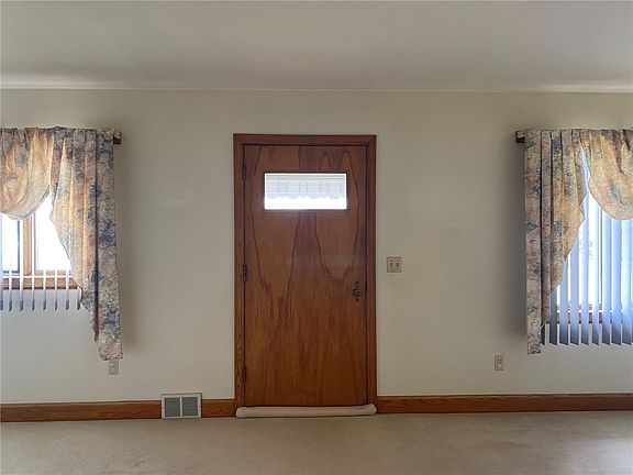 3rd image of 1575 Woodlawn Dr