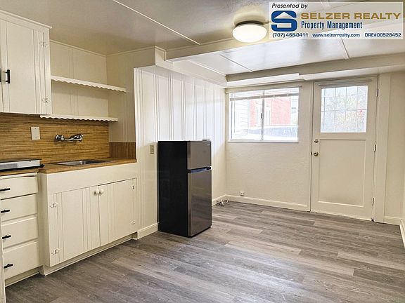 5th image of 104 S Oak St APT 15