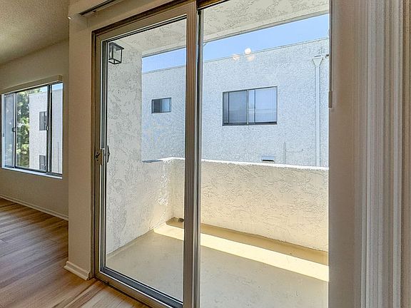 5th image of 4051 McLaughlin Ave APT 6