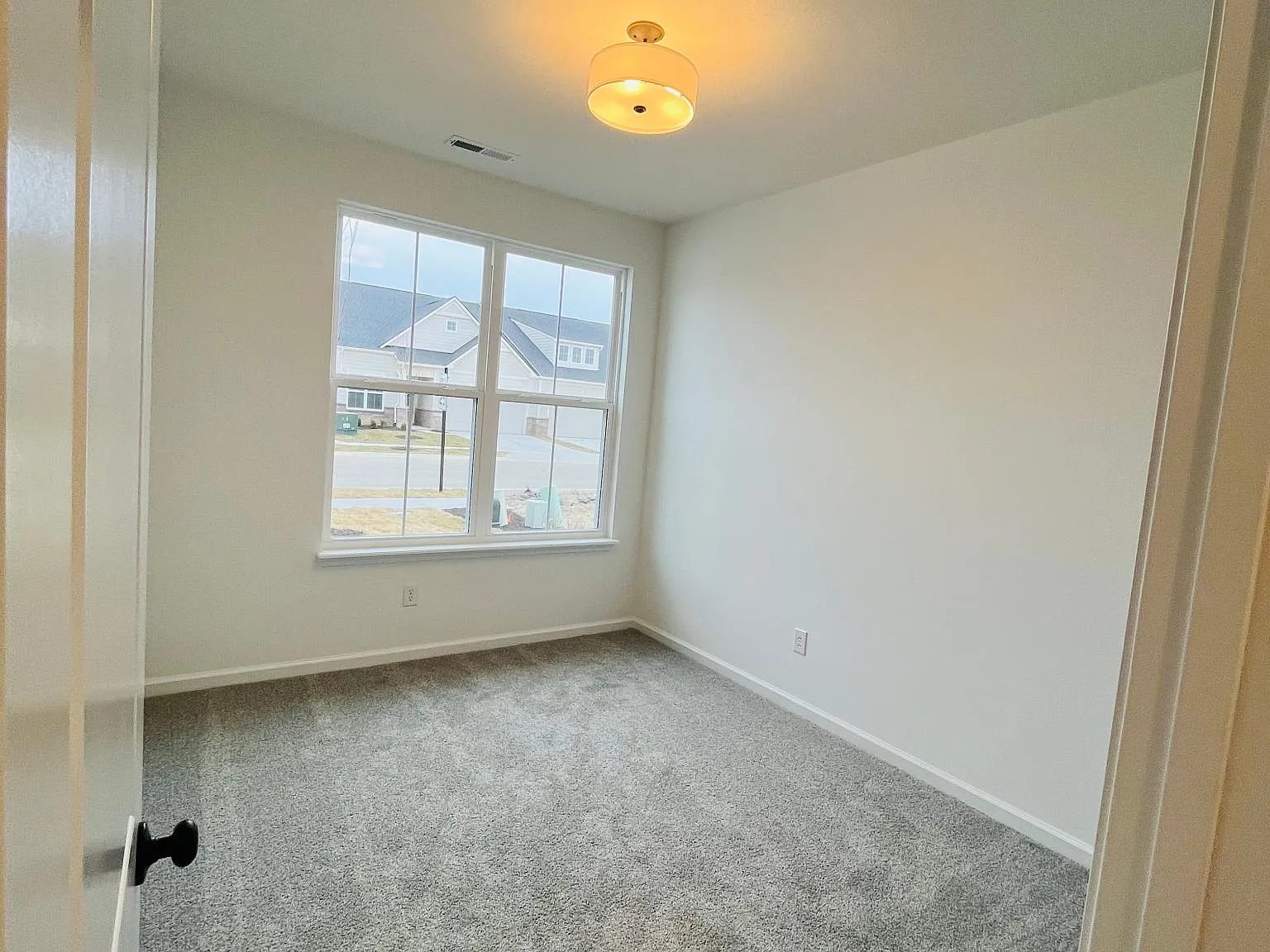 3 bed, 2300 sqft, $3,000 — Photo 4