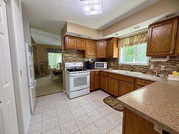 3rd image of 15174 Edgewood Rd