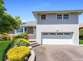 48 Parkway Dr, Syosset, NY 11791