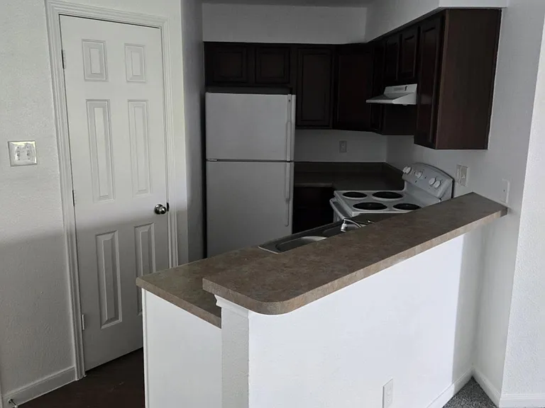 Gillette Square Apartments — Photo 9