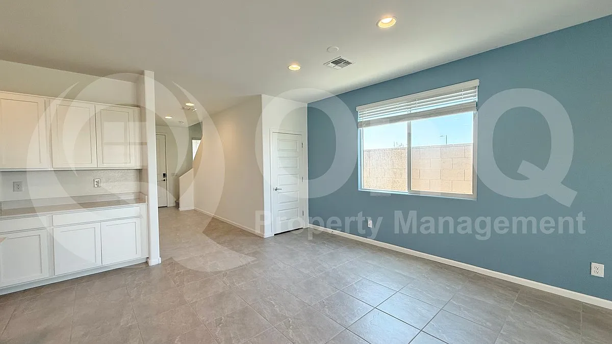 6 bed, 3.0 bath, 2546 sqft, $3,200 — Photo 2