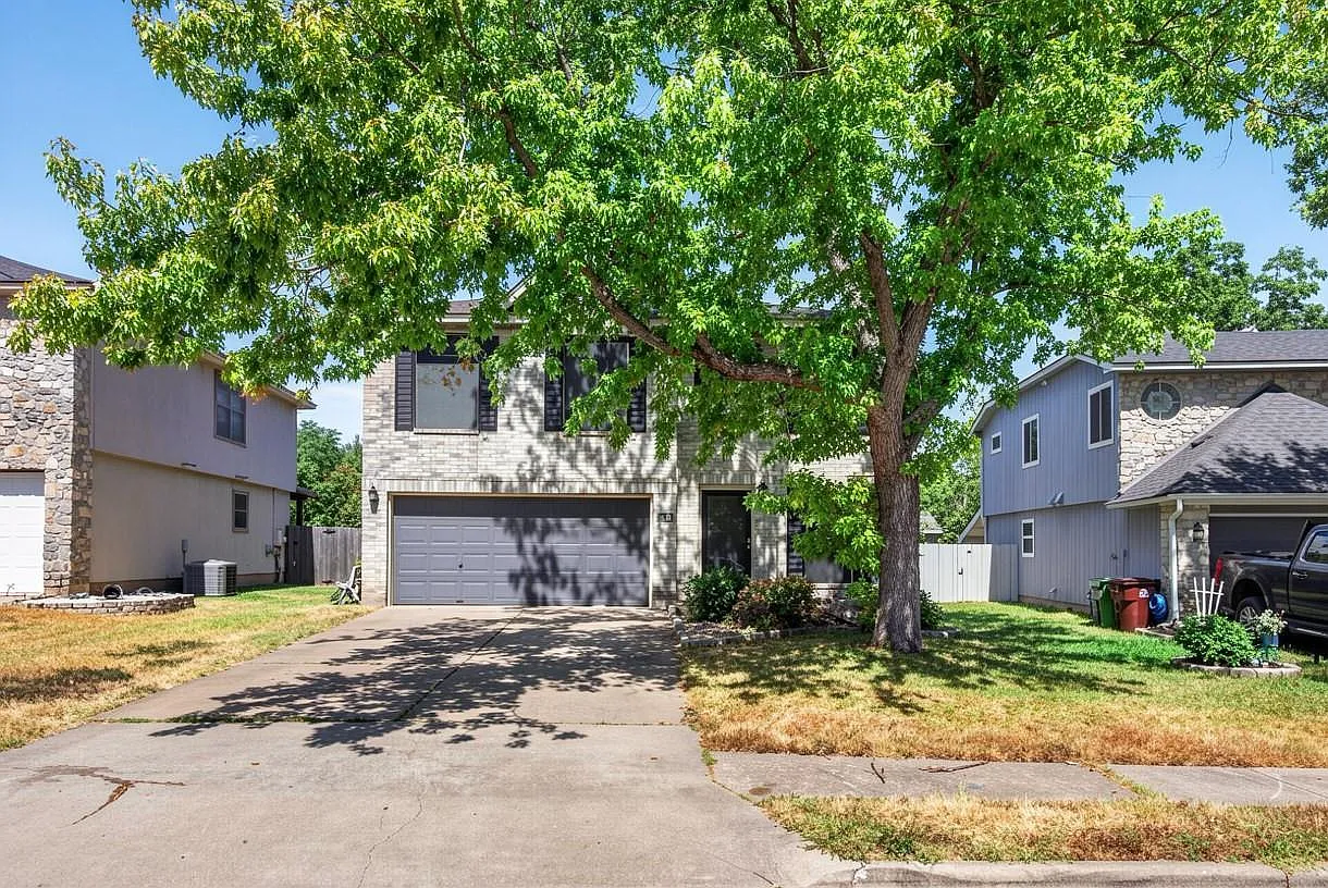 4 bed, 2.5 bath, 1910 sqft, $2,200 — Photo 1