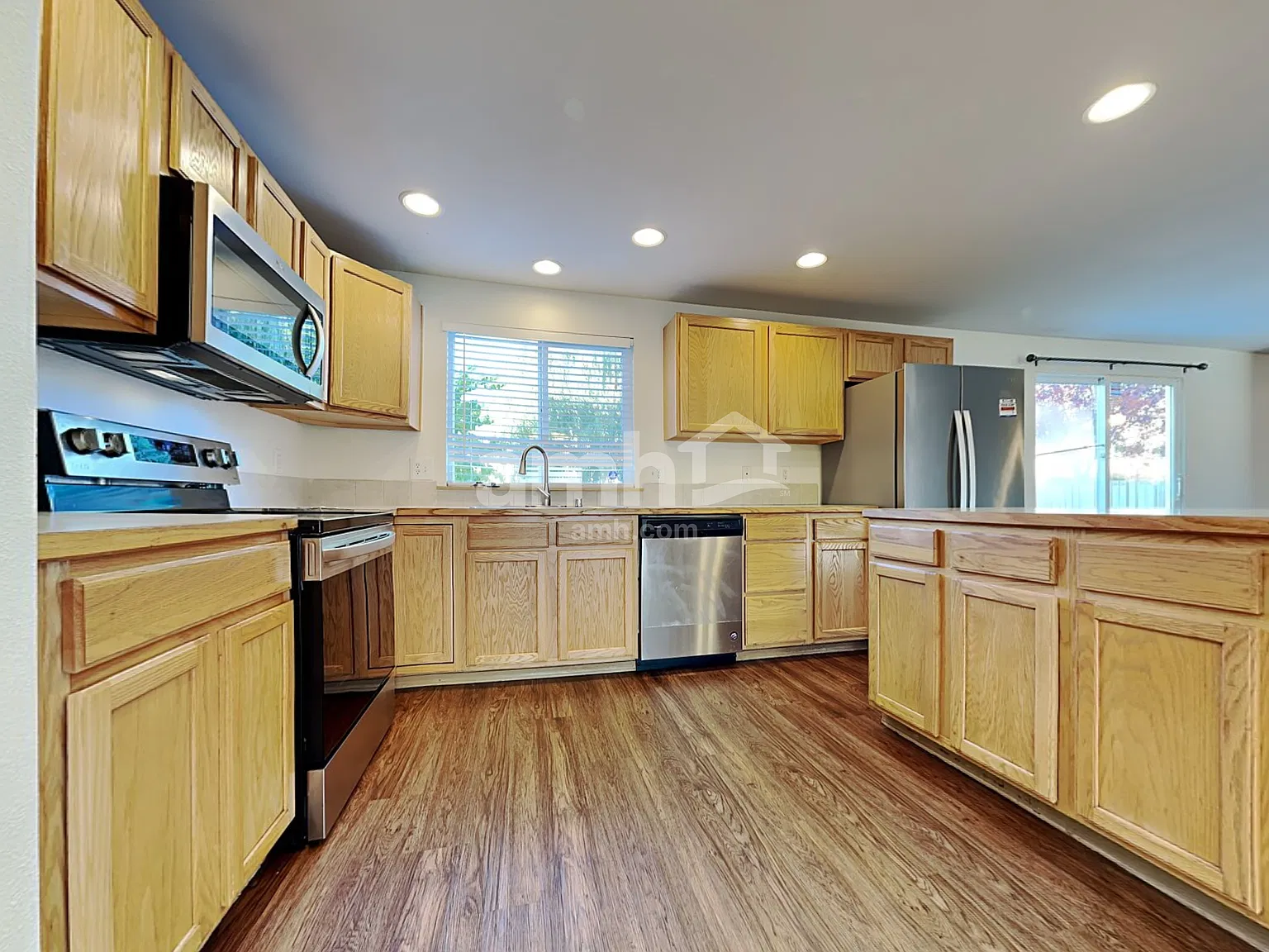 5 bed, 2.5 bath, 2635 sqft, $3,160 — Photo 3