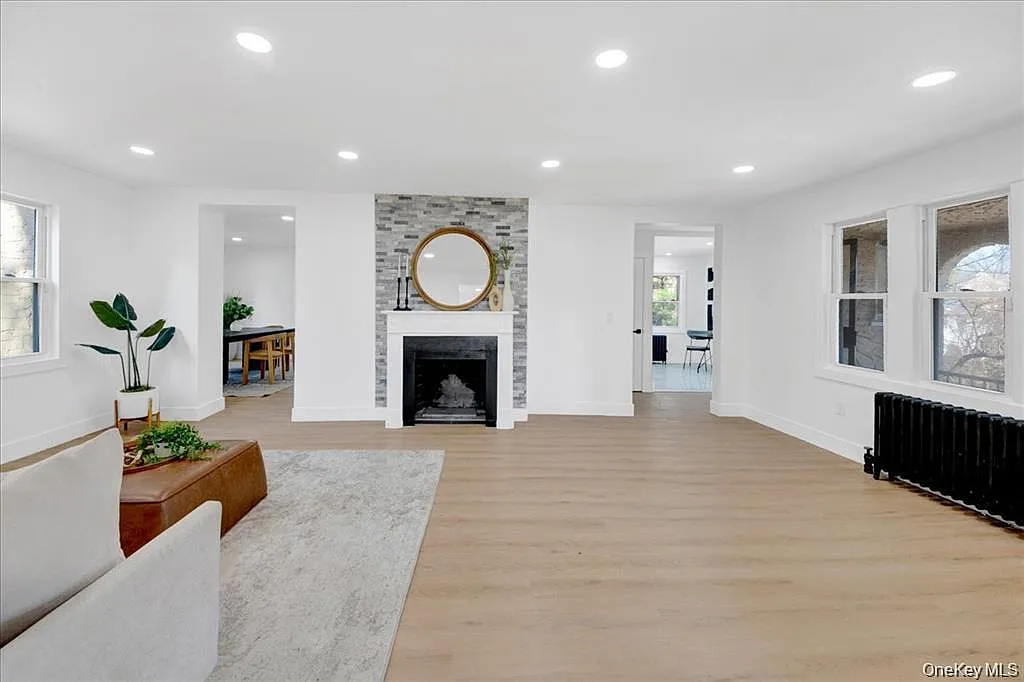 4 bed, 2.5 bath, 2000 sqft, $6,300 — Photo 2
