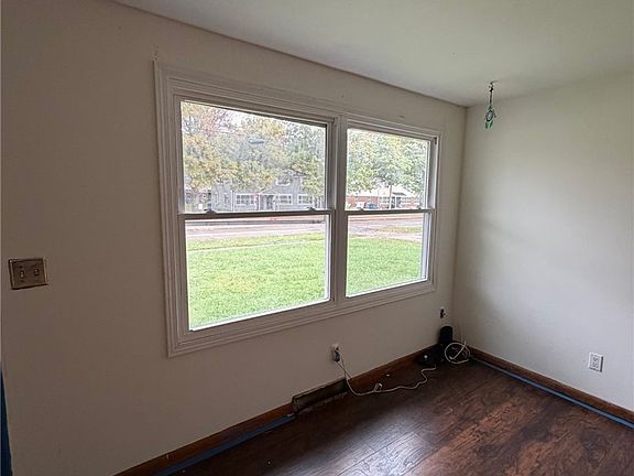 2nd image of 2425 Reeves Ave