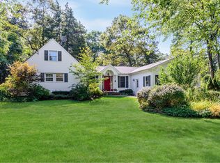 16 Meadowood Ct, Huntington, NY 11743