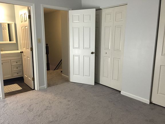 master bedrm w/twin closets