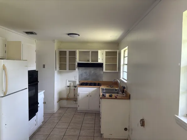 221 Oakshire Dr, Houma, LA 70364