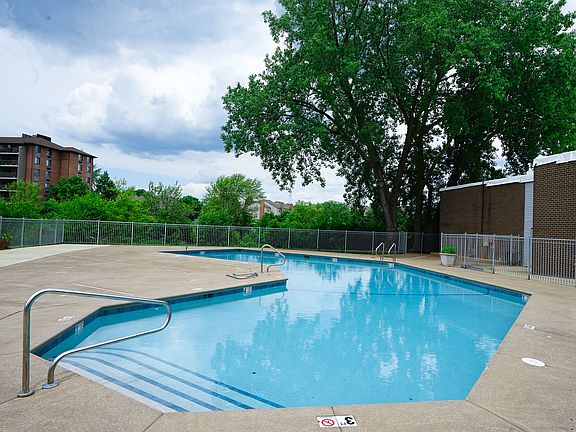 5th image of 21 Kristin Dr Unit 1017