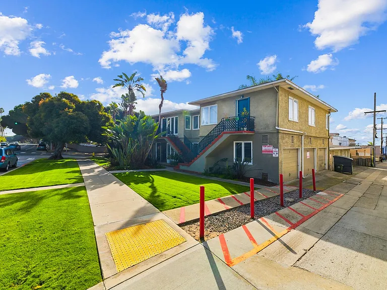 Windansea Apartments — Photo 18