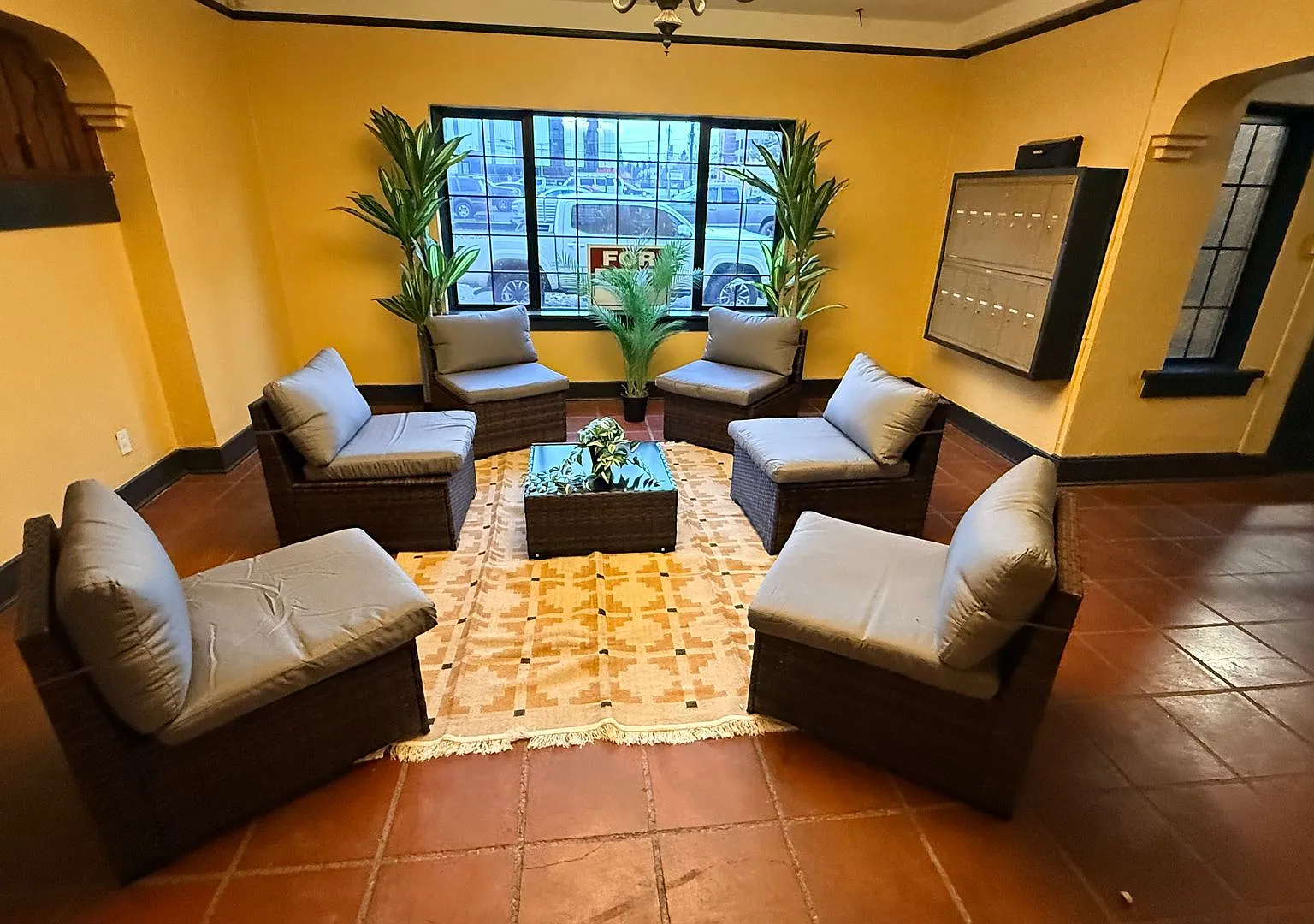 Fontana Court Apartments — Photo 3