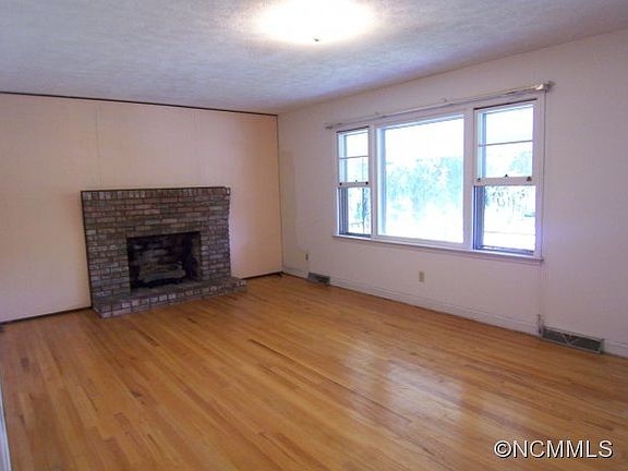 3rd image of 221 Morris Ln