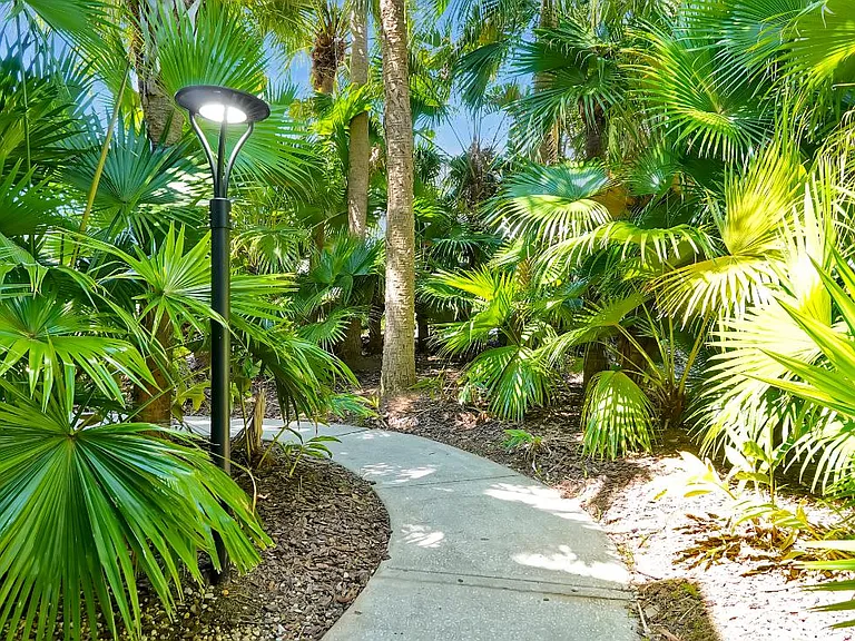 ARIUM Valencia Gardens — Photo 37