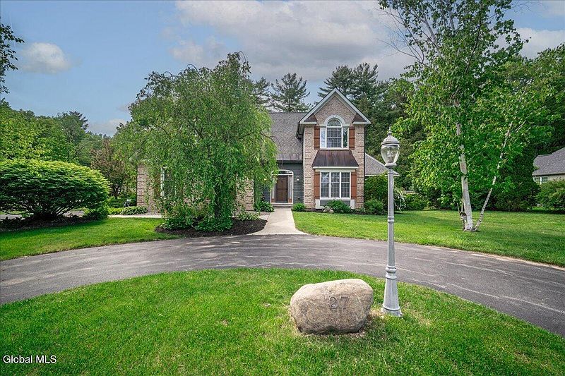 2nd image of 27 Arrowhead Road