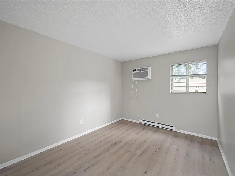Toledo Circle Apartments — Photo 18