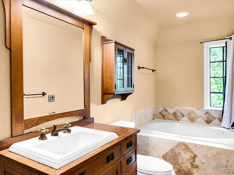 455 Linden Rd — Photo 49