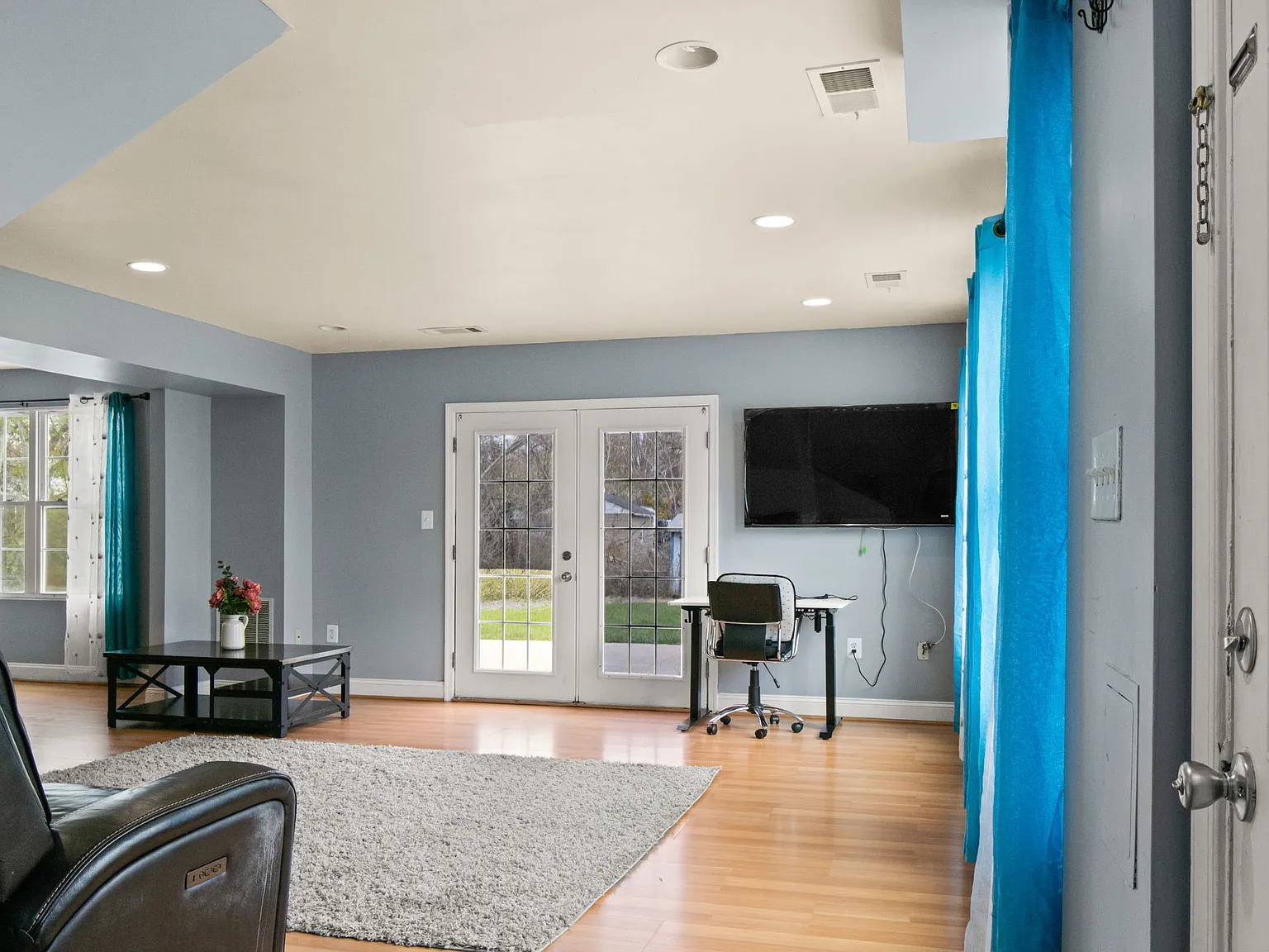 3 bed, 1900 sqft, $3,200 — Photo 3
