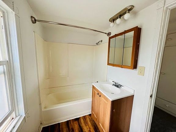 5th image of 703 E 5th St