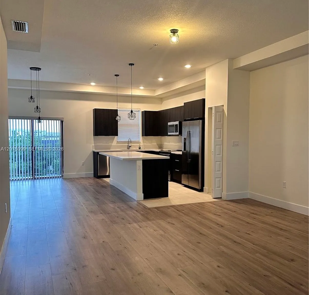 3 bed, 1347 sqft, $3,200 — Photo 2