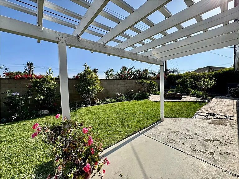 18572 Avolinda Dr — Photo 57