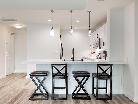 5th image of 253 10th Ave Unit 1404