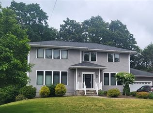 33 Hunnewell St, Wellesley, MA 02481