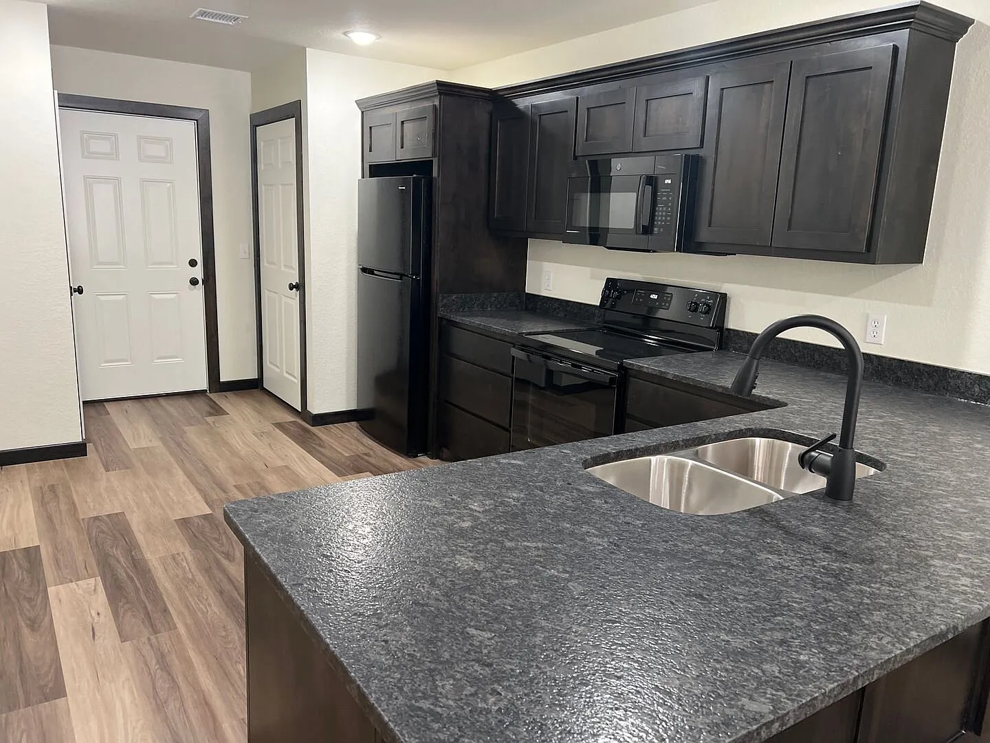 A touch of elegance in this : 2 bedroom 2 bath duplex — Photo 4