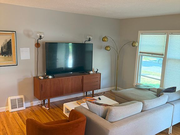 Living are with large front window