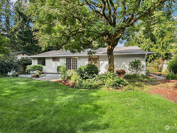 3rd image of 914 208th Avenue NE