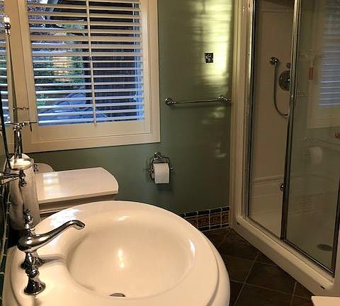 4th image of 929 E Lake Sammamish Shore Ln SE #B