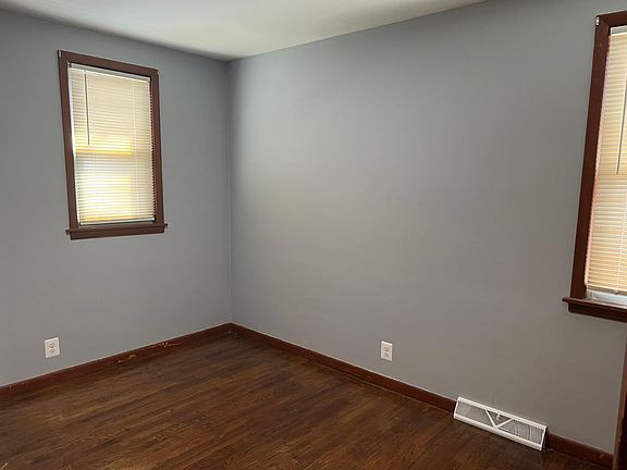 4th image of 95 Huetter Ave