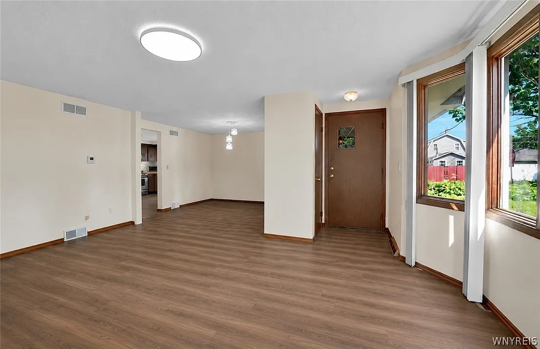 3 bed, 2.0 bath, 1445 sqft, $2,250 — Photo 2