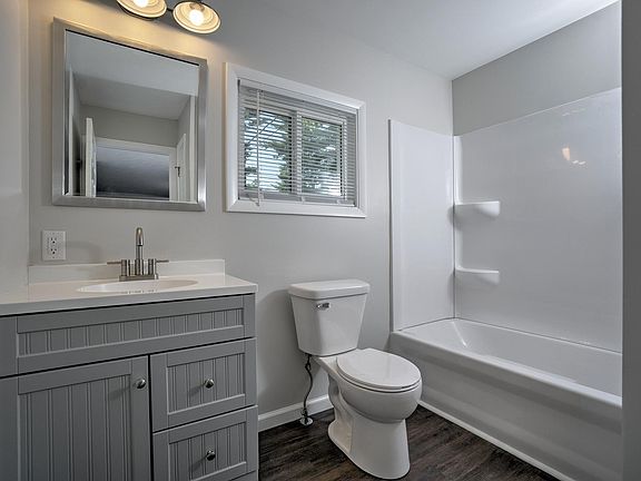 2nd image of 611 Lincolnway E #B