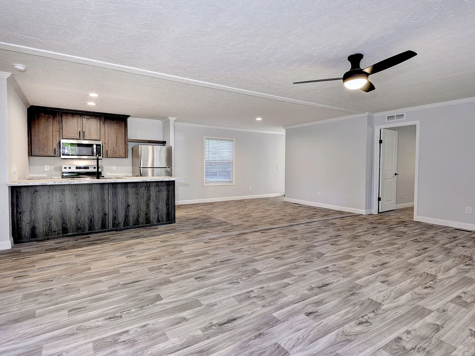 3 bed, 1367 sqft, $1,995 — Photo 3