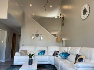 1046 Pinewood Dr, Downers Grove, IL 60516