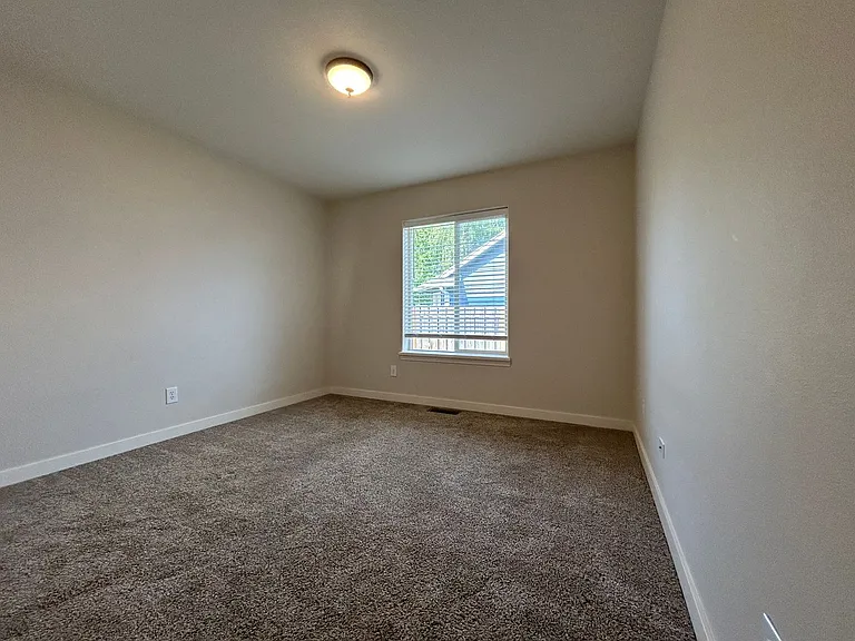 938-940 Boardwalk Ave NE — Photo 37