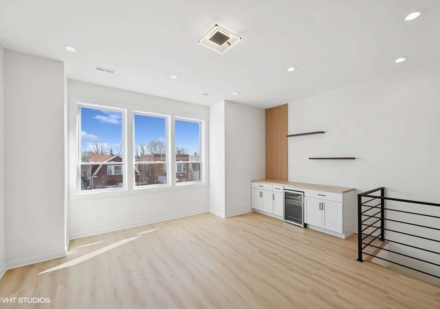 1058 N Central Park Ave — Photo 2