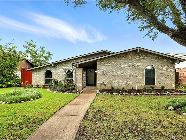 1824 Castille Dr — Photo 2