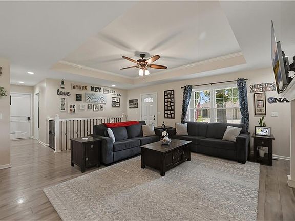 4th image of 302 S Peach Tree Ave