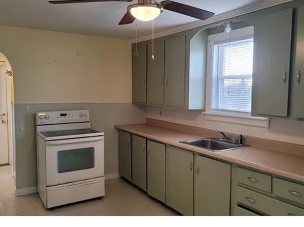 319 Somerville St APT 3, Manchester, NH 03103