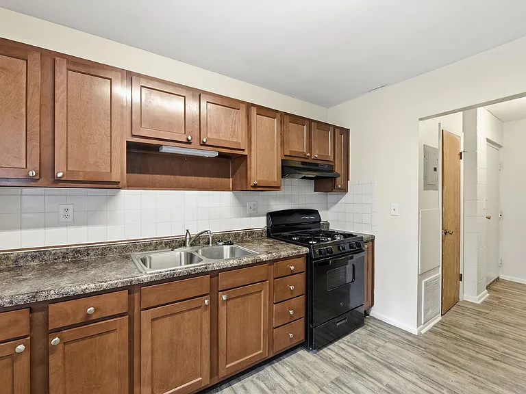 Pin Oak Manor Apartments — Photo 6