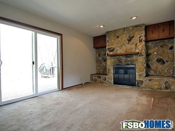 Familly Room with Wood Fireplace