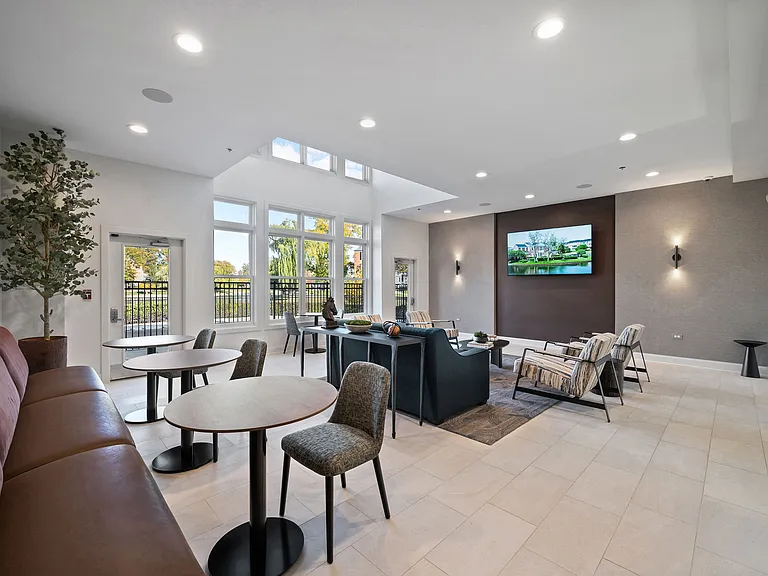 Versailles on the Lakes Schaumburg — Photo 19