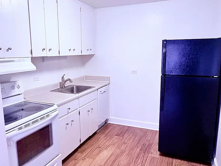 1355 Monroe St Apartments — Photo 7
